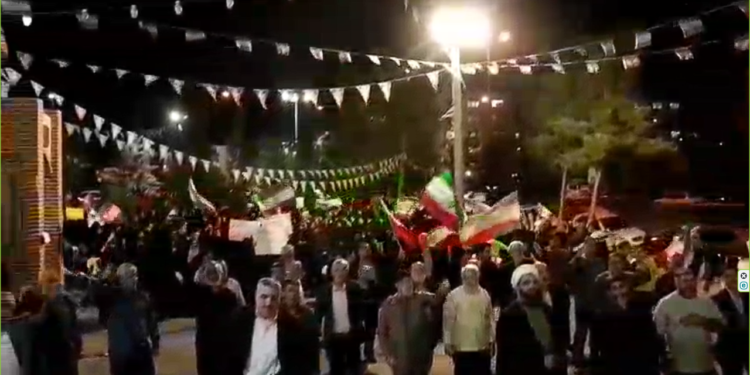 تداوم تجمعات شبانه با رنگ و بوی حماسی در خاورشهر + فیلم