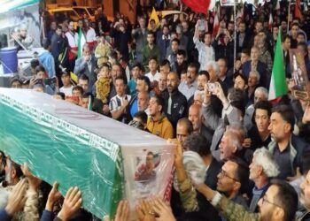 قابی از وداع نوزاد ۴۰ روزه شهرستان بهار با پدر شهیدش + عکس