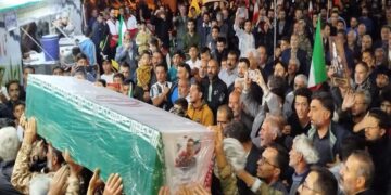 قابی از وداع نوزاد ۴۰ روزه شهرستان بهار با پدر شهیدش + عکس