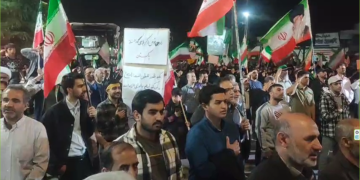 تجمع پرشور و با صلابت نهاوندی‌ها در شب ۸۵ از میدان مقاومت + فیلم